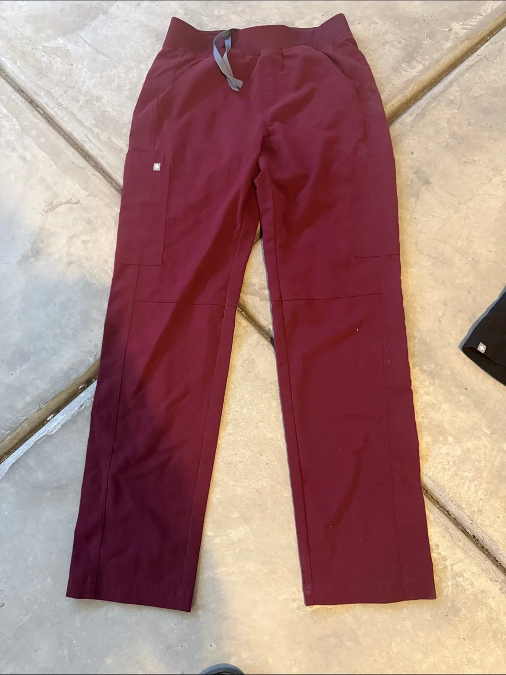 Figs Men's Burgundy Cargo Scrub Pants Size Small Straight Leg